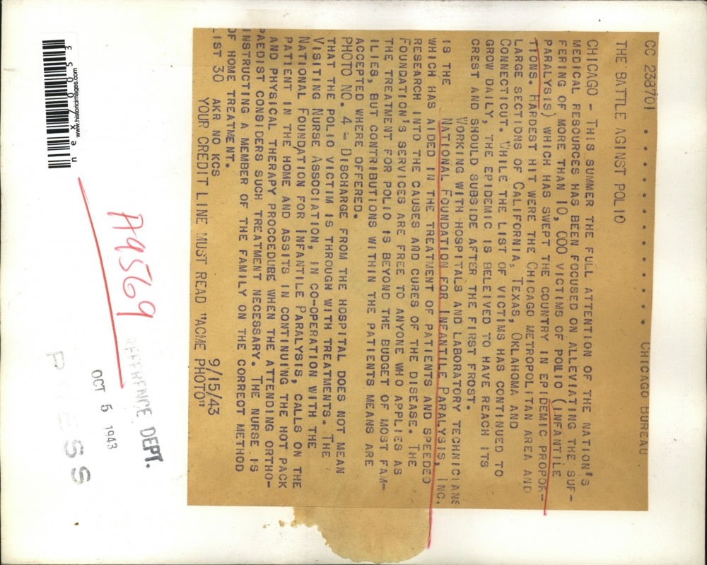 1943 Press Photo Chicago Infantile Paralysis baby & nurse attending him