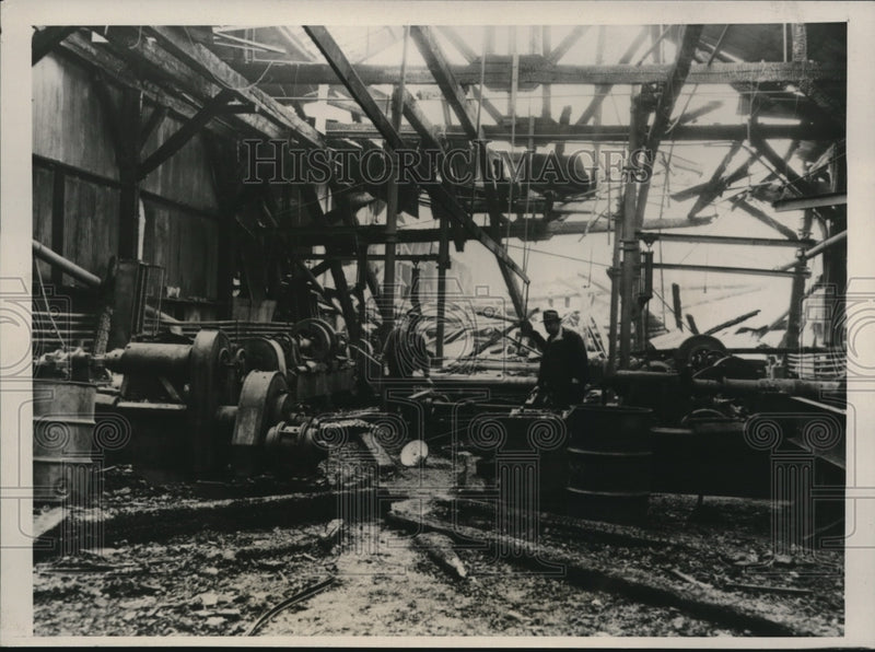 Load image into Gallery viewer, 1941 Press Photo McKees Rocks Pa firemen at Pressed Steel Co burned down
