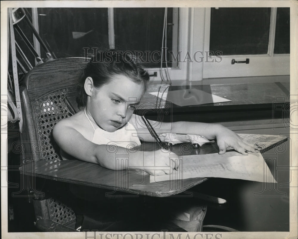 1950 Press Photo Margaret Zahn age 7 infantile paralysis child Lorain Ohio