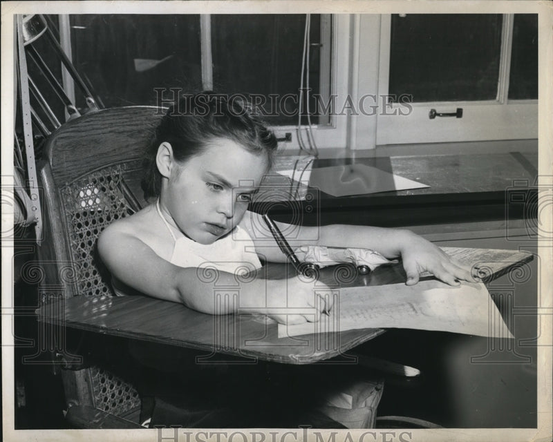 Load image into Gallery viewer, 1950 Press Photo Margaret Zahn age 7 infantile paralysis child Lorain Ohio
