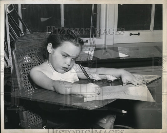 1950 Press Photo Margaret Zahn age 7 infantile paralysis child Lorain Ohio