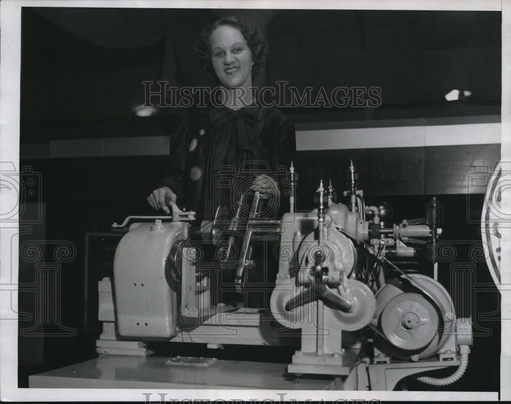 1934 Press Photo Auto Industries show Cleveland Ohio armature winding machine