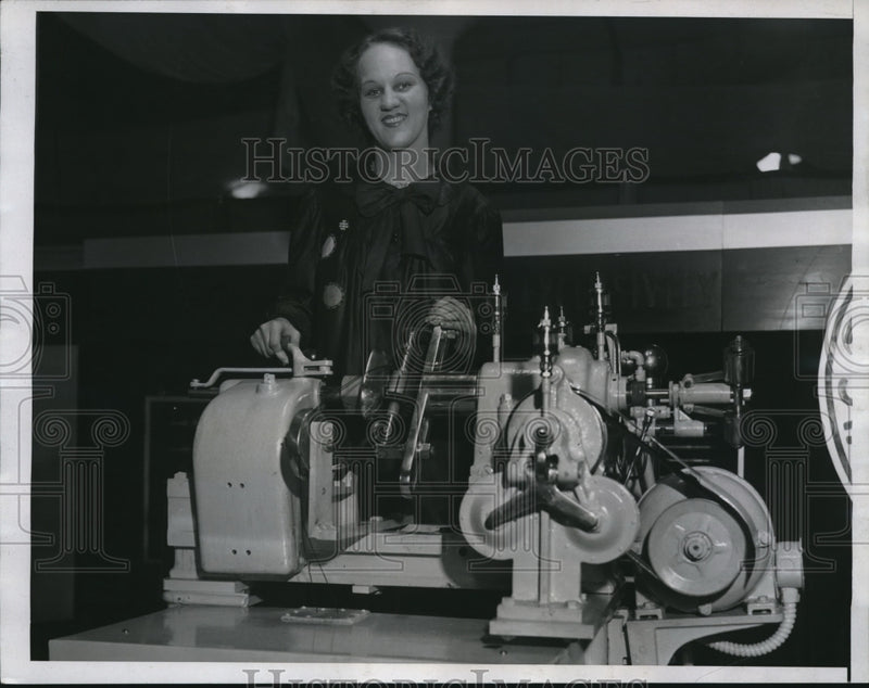 Load image into Gallery viewer, 1934 Press Photo Auto Industries show Cleveland Ohio armature winding machine
