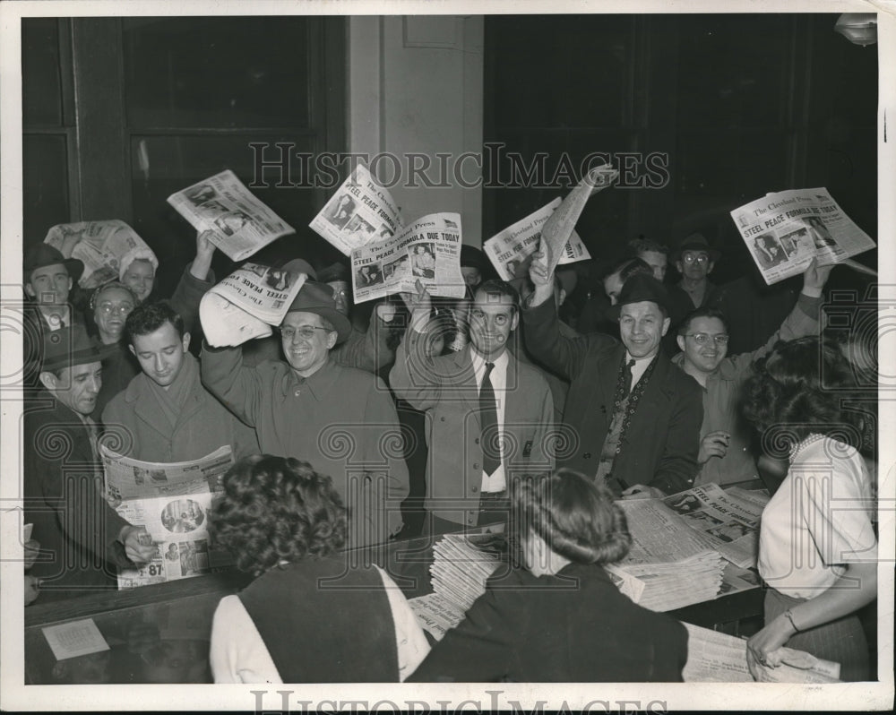1946 Press Photo Cleveland Ohio AFL printers strike ends & newspapers arrive