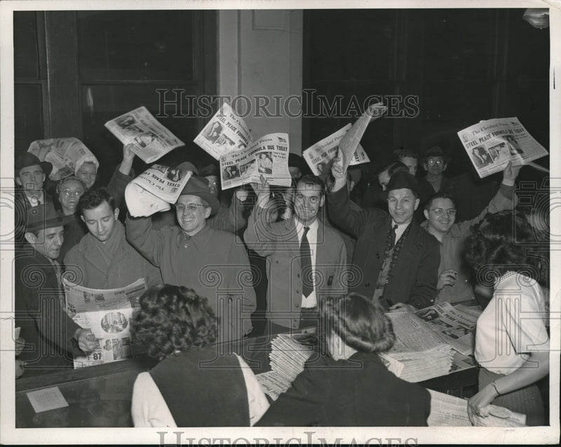 Load image into Gallery viewer, 1946 Press Photo Cleveland Ohio AFL printers strike ends &amp; newspapers arrive
