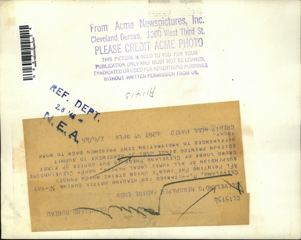 1946 Press Photo Cleveland Ohio AFL printers strike ends & newspapers arrive