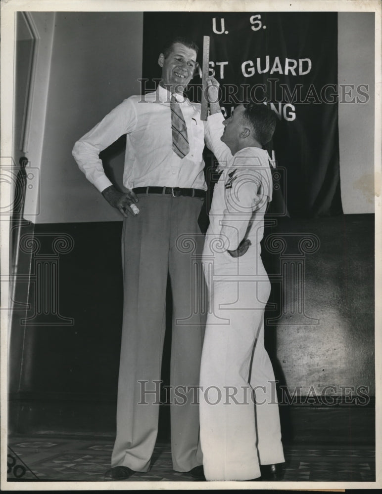 1943 Press Photo St Louis Mo John Laxton & Y2/c Joseph O'Connell Coast Guard