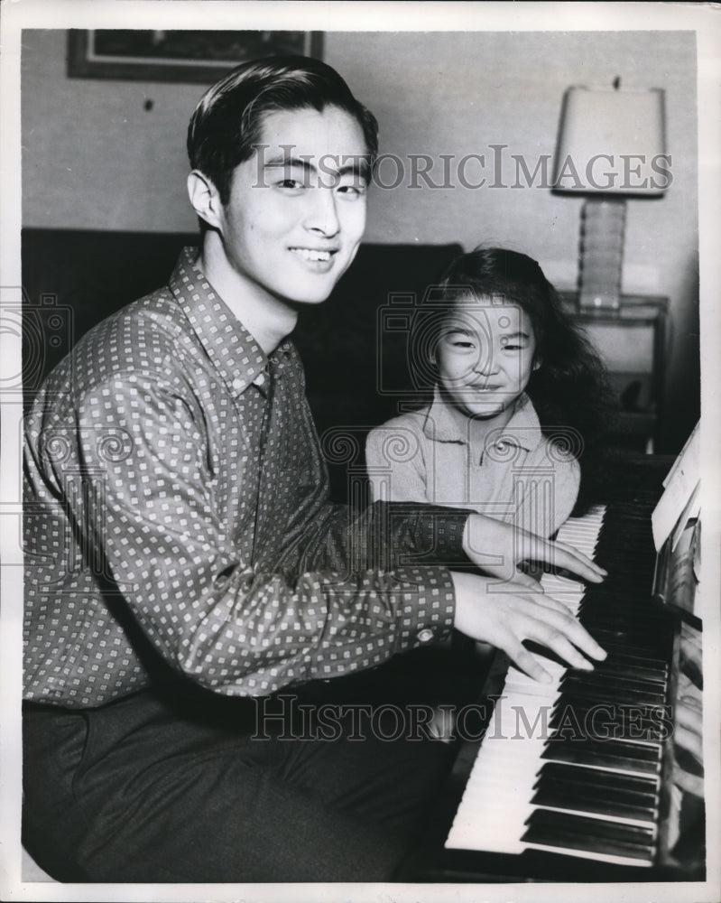 Load image into Gallery viewer, 1959 Press Photo Mona Miyata age 5 &amp; Hiro playing piano
