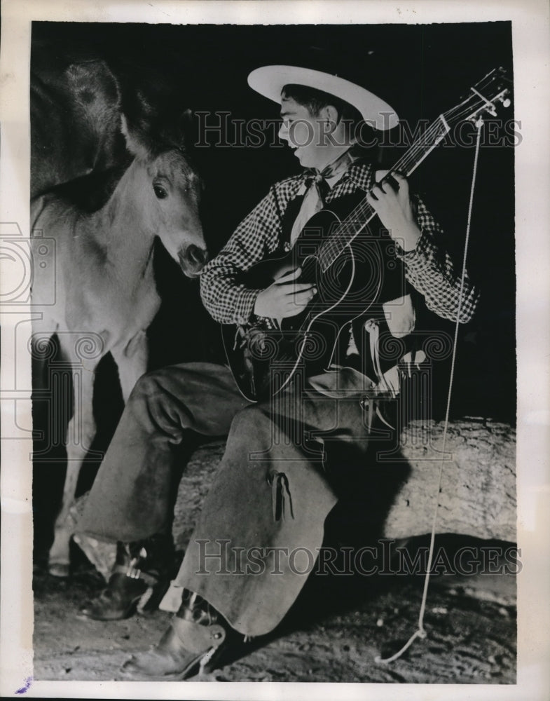 Load image into Gallery viewer, 1938 Press Photo Musician John Lindsay &amp; a colt in Calif
