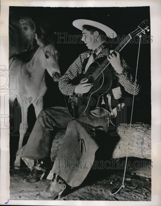1938 Press Photo Musician John Lindsay & a colt in Calif