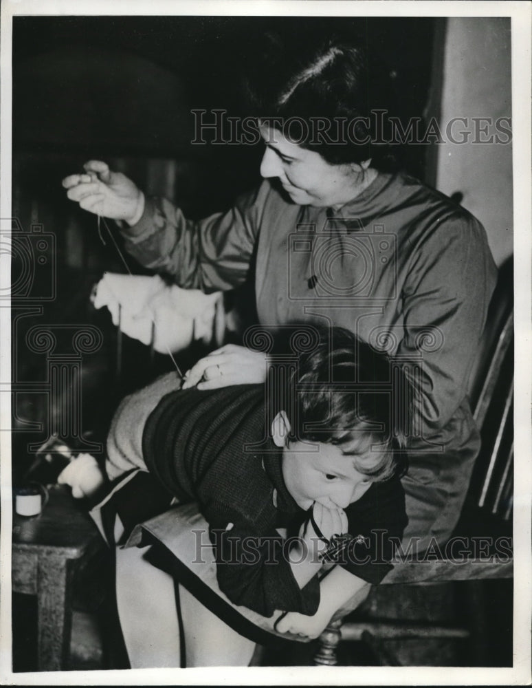 Load image into Gallery viewer, 1943 Press Photo Norman King, 3, &amp; a teacher at the Mary Ward School
