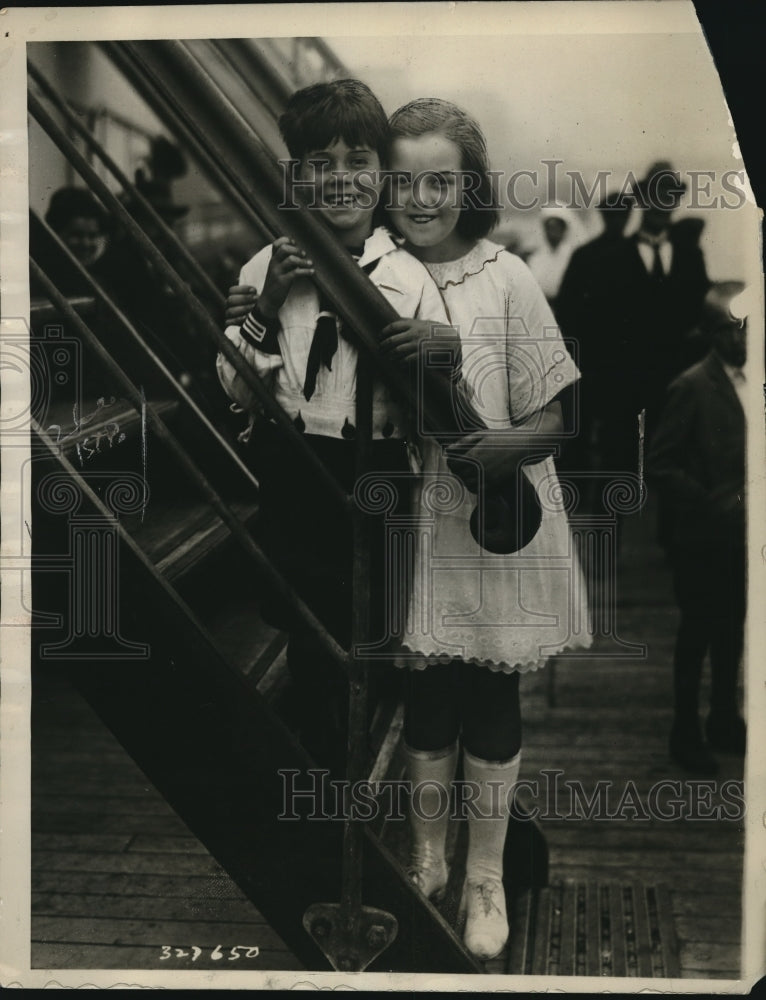 Load image into Gallery viewer, 1922 Press Photo Raymond,7, &amp; Phyllis Knight, 9, sailed alone from England
