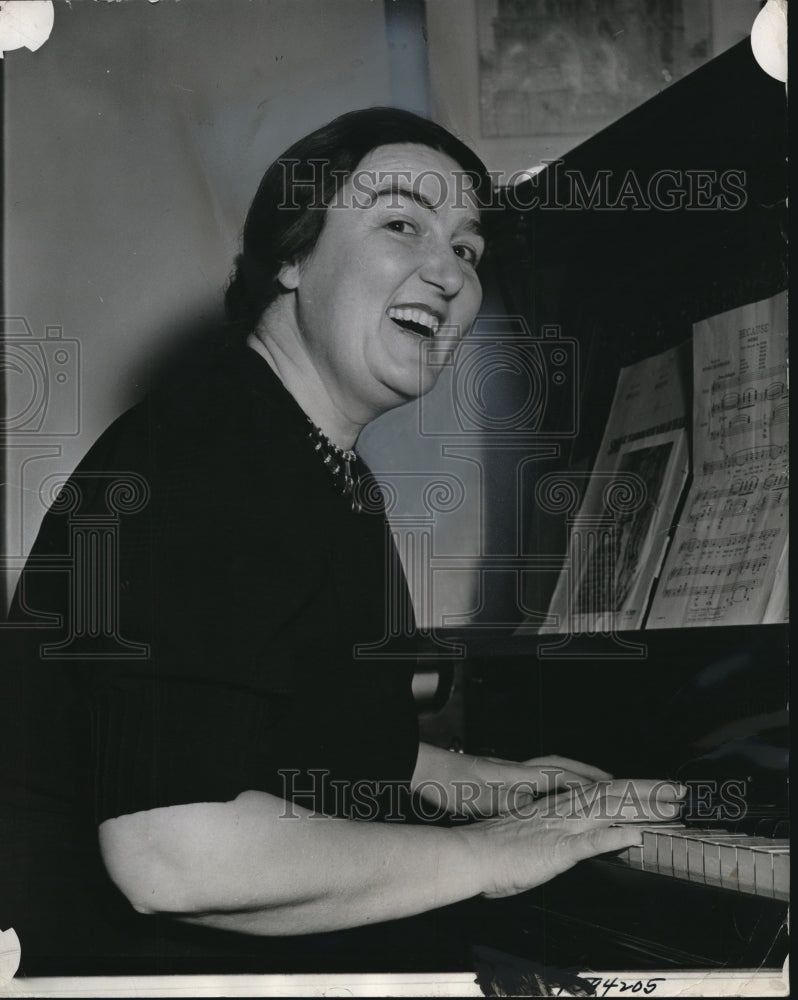 1941 Press Photo Mrs. Madeline Davis Fleetwood, former concert singer