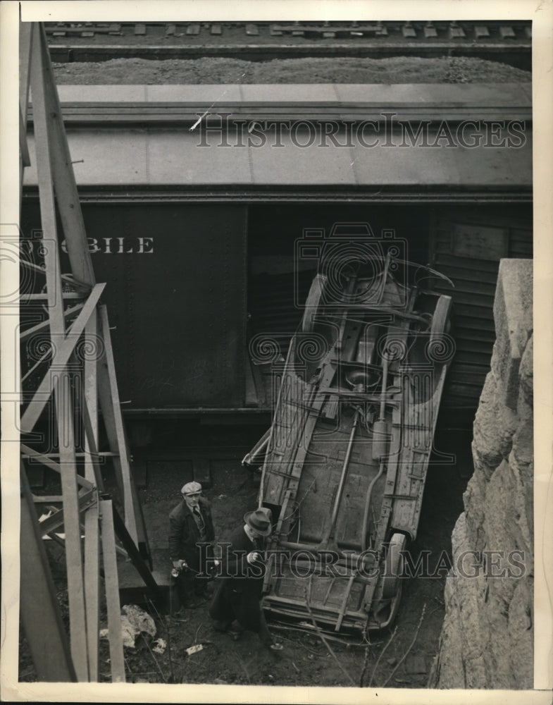 1943 Press Photo A car broke through a guard trail in Philadelphia Bridge