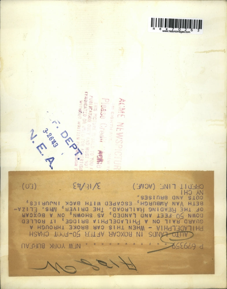 1943 Press Photo A car broke through a guard trail in Philadelphia Bridge