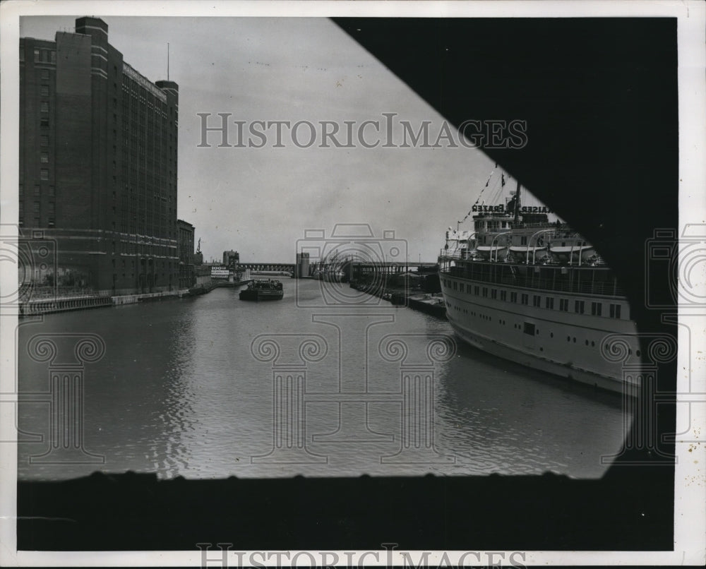 1949 Press Photo Chicago cargo & liner ship at docks in the port city