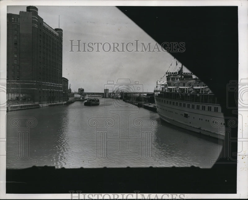 Load image into Gallery viewer, 1949 Press Photo Chicago cargo &amp; liner ship at docks in the port city
