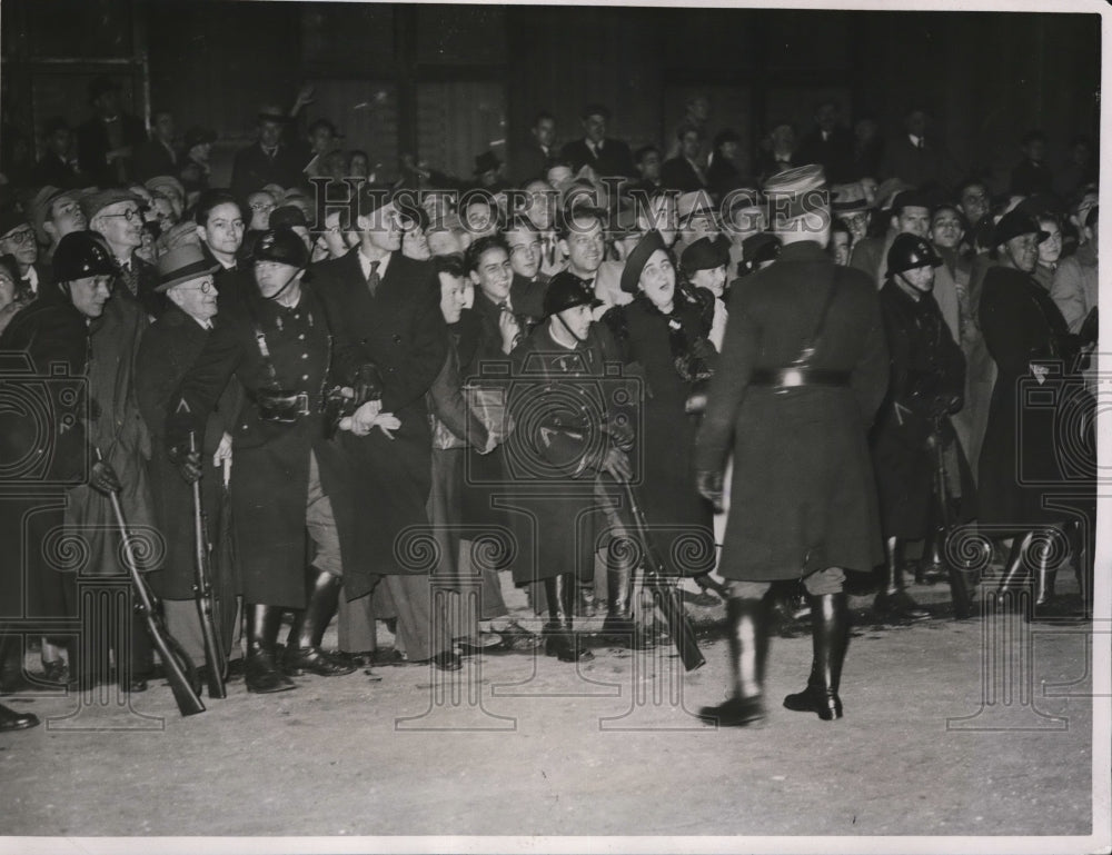 1938 Press Photo Crowds welcome M Neville Chamnerlain in Paris