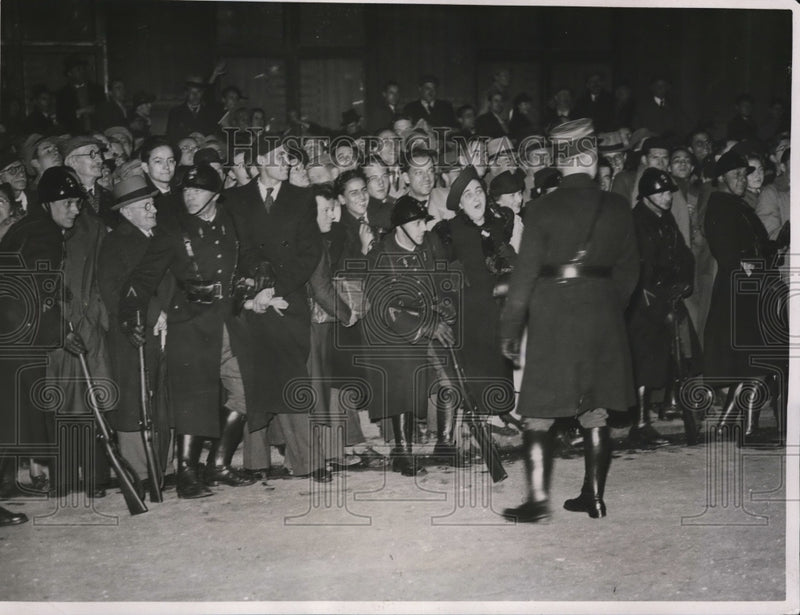 Load image into Gallery viewer, 1938 Press Photo Crowds welcome M Neville Chamnerlain in Paris

