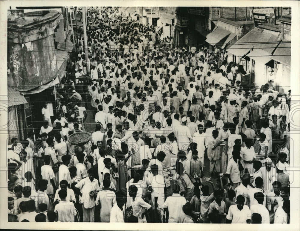 1958 Press Photo Dacca East Pakistan shoppers at the markets