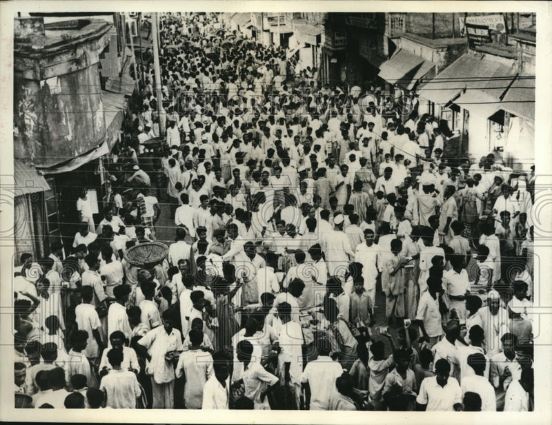 Load image into Gallery viewer, 1958 Press Photo Dacca East Pakistan shoppers at the markets
