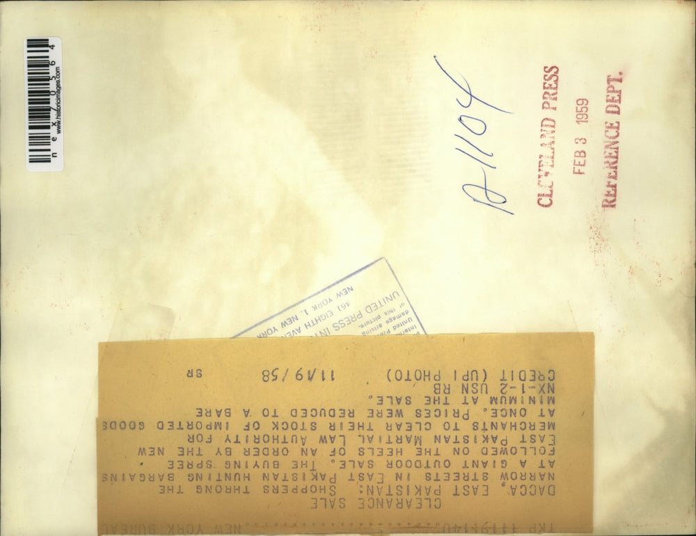 1958 Press Photo Dacca East Pakistan shoppers at the markets