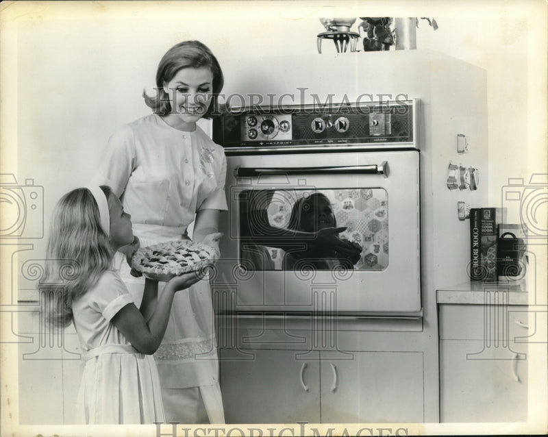 Load image into Gallery viewer, 1963 Press Photo New Hotpoint Custom crest electric oven built in the wall
