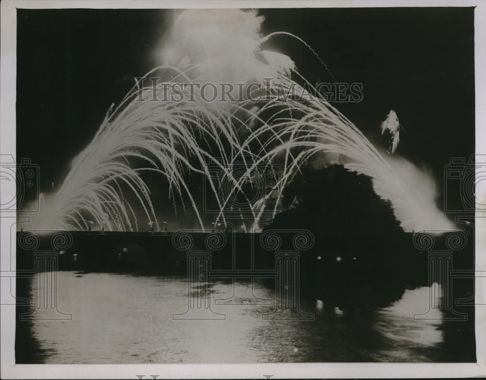 1930 Press Photo Paris France fireworks display on the Seine river