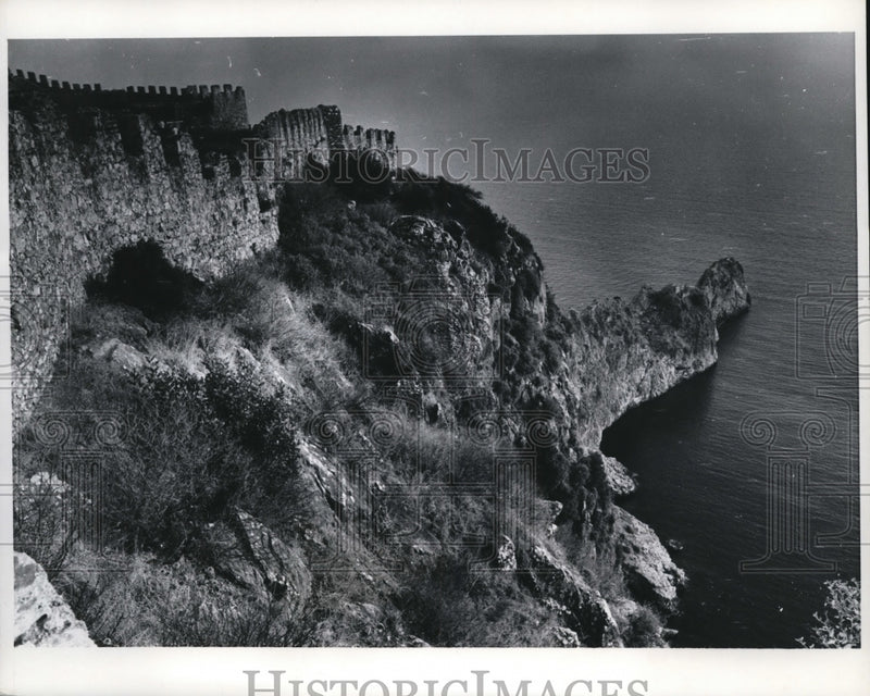 Load image into Gallery viewer, 1970 Press Photo Alanya Turkey rocky coastline &amp; Alanya Castle
