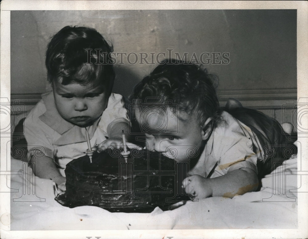 1947 Press Photo Chicago Wayne & David Henard at 1st birthday cake