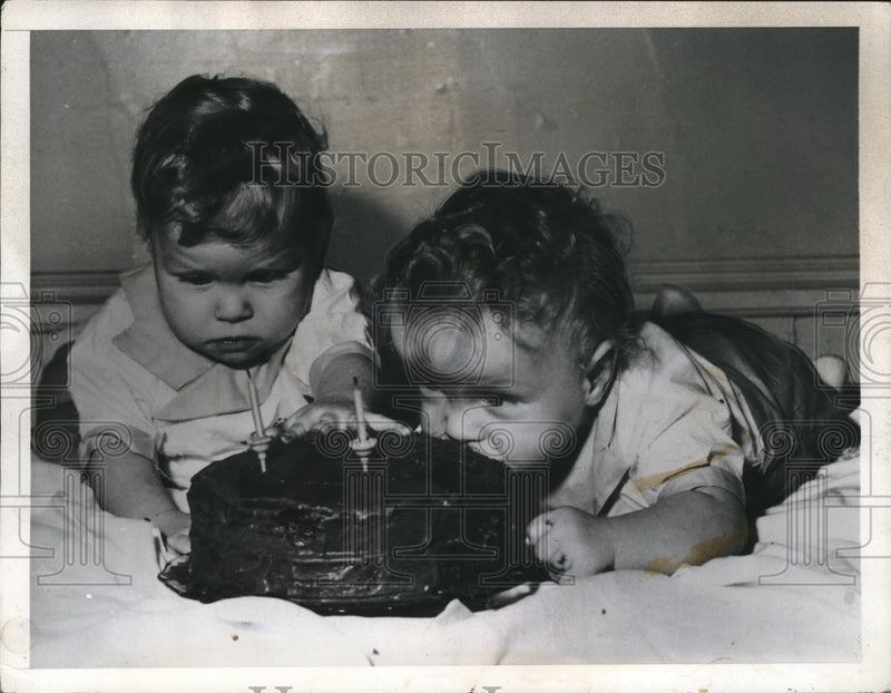 Load image into Gallery viewer, 1947 Press Photo Chicago Wayne &amp; David Henard at 1st birthday cake
