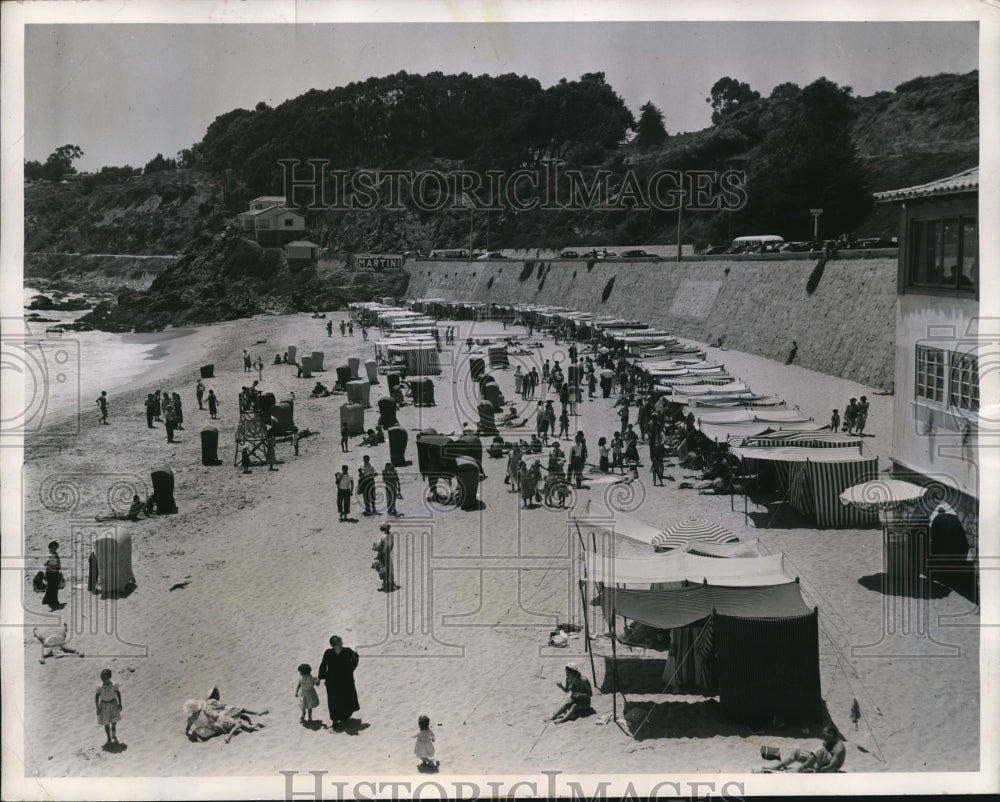 1952 Press Photo Vina Del Mar Chile beople enjoy a day at the beach