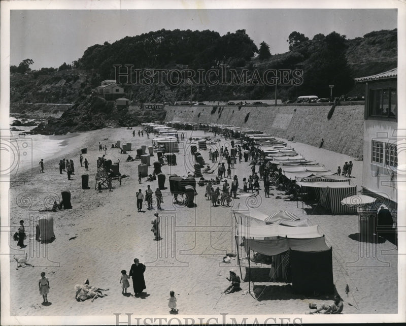 Load image into Gallery viewer, 1952 Press Photo Vina Del Mar Chile beople enjoy a day at the beach
