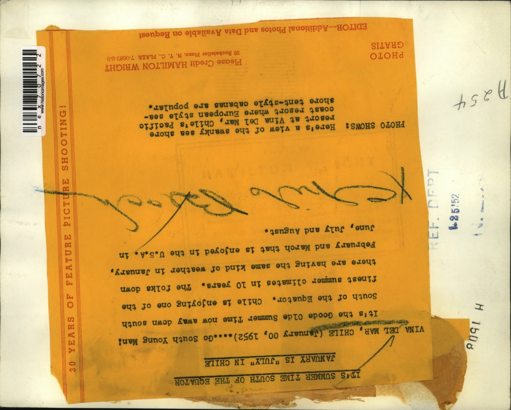 1952 Press Photo Vina Del Mar Chile beople enjoy a day at the beach