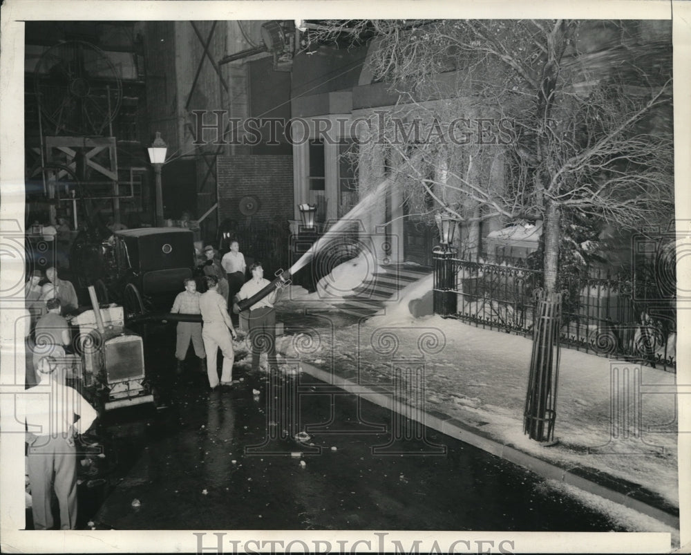 1944 Press Photo The replacement of the snow