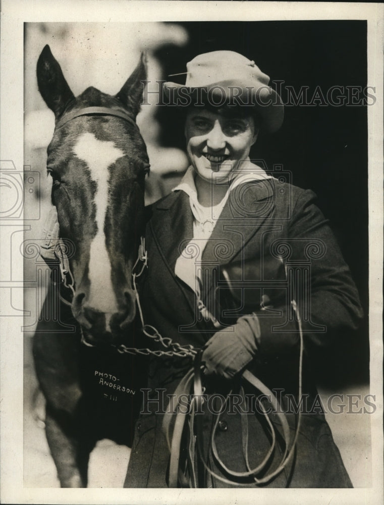 Load image into Gallery viewer, 1923 Press Photo Wilmington Del Mrs Mary R Rinehart author &amp; her horse
