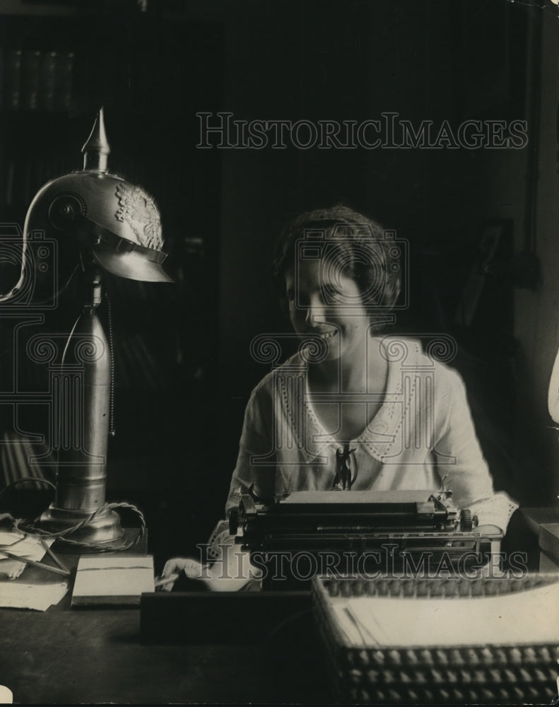 1922 Press Photo Mrs. M.B. Cain In Director of War Finance Office