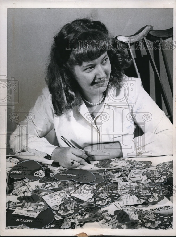 1948 Press Photo Chicago Evelyn Valentine age 13 &amp; her Valentines cards- Historic Images