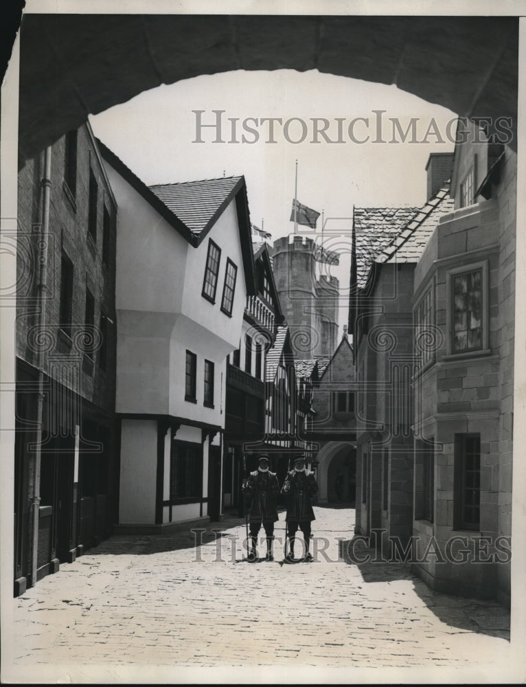 Load image into Gallery viewer, 1934 Press Photo Chicago World's Fairold English village display
