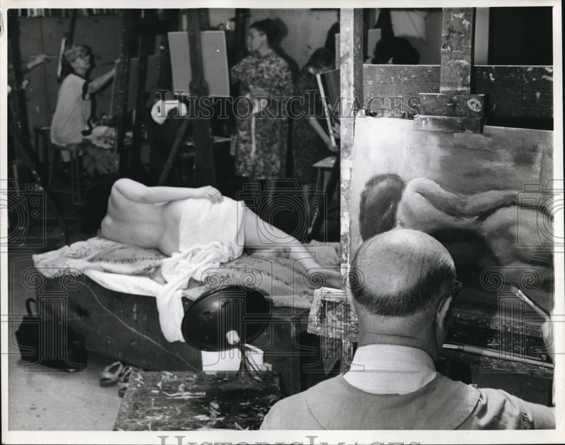 Load image into Gallery viewer, 1964 Press Photo Victor Smith painting at Anthony Toney art course
