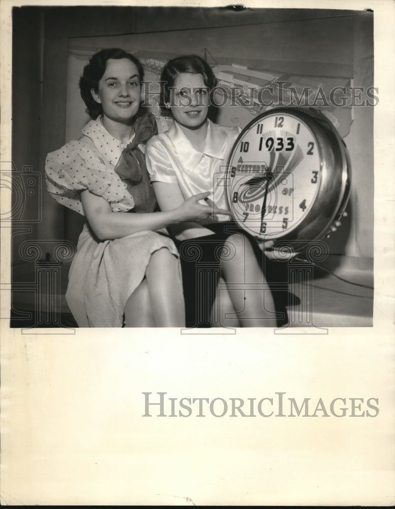 1933 Press Photo Chicago World Tour Girls With Clock
