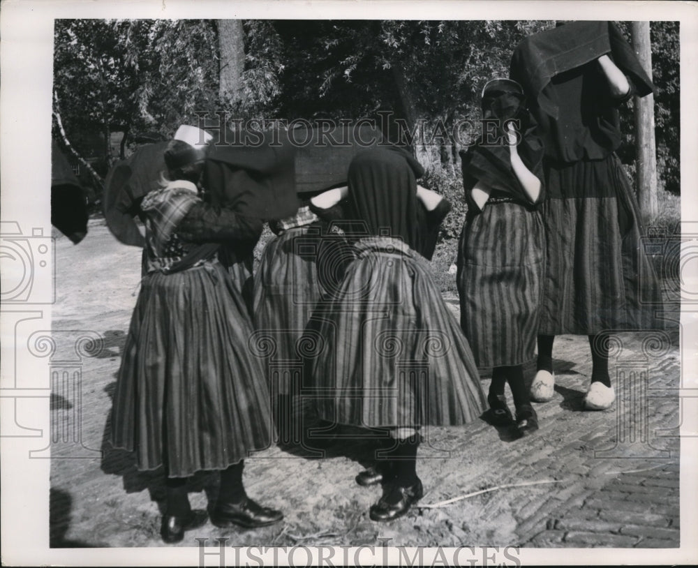 1949 Press Photo Staphoest Holland girls dance in traditonal costumes