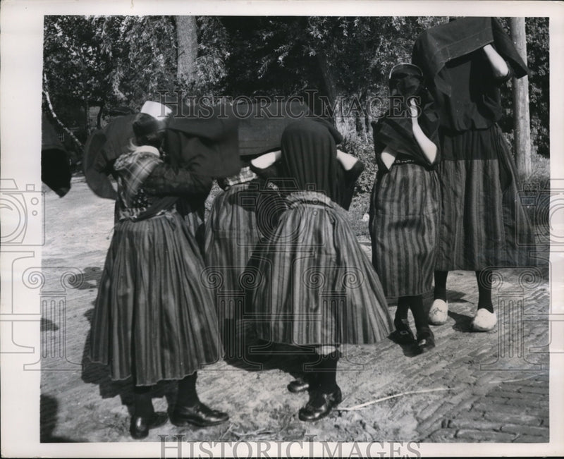 Load image into Gallery viewer, 1949 Press Photo Staphoest Holland girls dance in traditonal costumes
