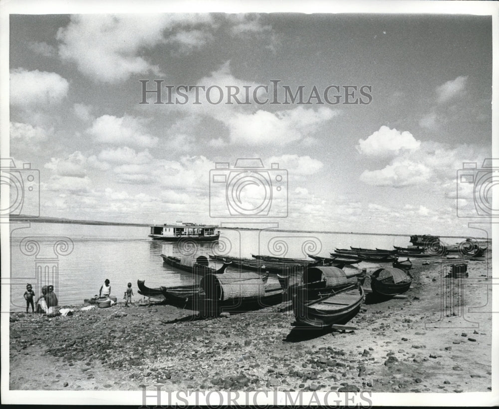 1969 Press Photo Boats on shorelineof Irawaddy River at Mandalay