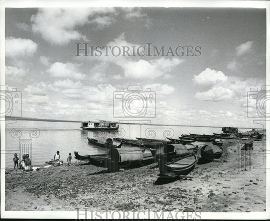 1969 Press Photo Boats on shorelineof Irawaddy River at Mandalay