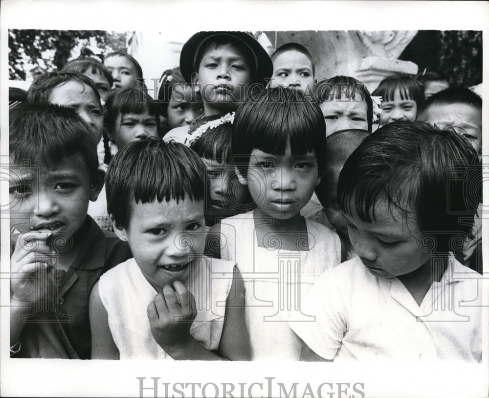 1969 Press Photo A group of Burmese children visit a Pagan ruins