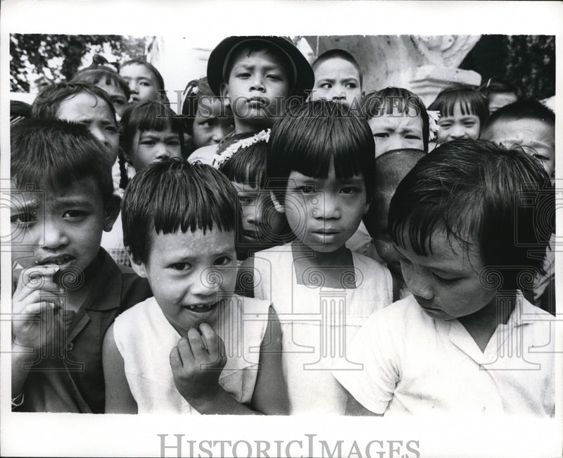 Load image into Gallery viewer, 1969 Press Photo A group of Burmese children visit a Pagan ruins
