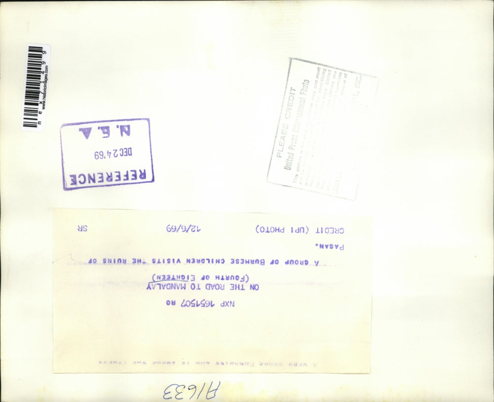 1969 Press Photo A group of Burmese children visit a Pagan ruins