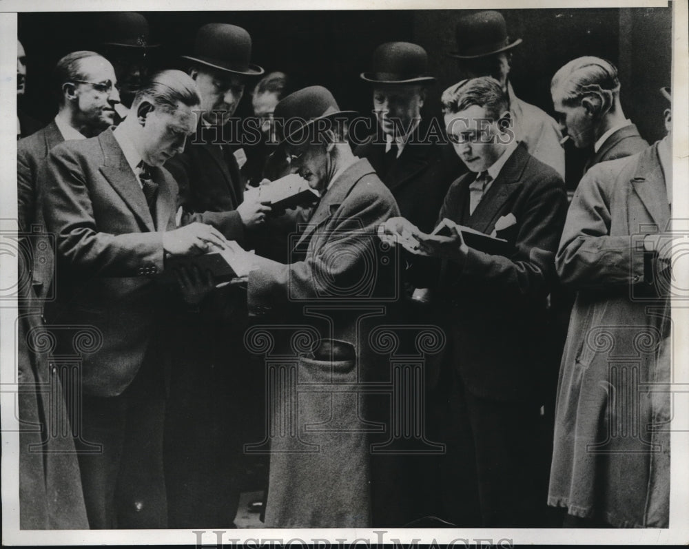 1933 Press Photo London Stock Exchange, Dealers On Bank Holiday
