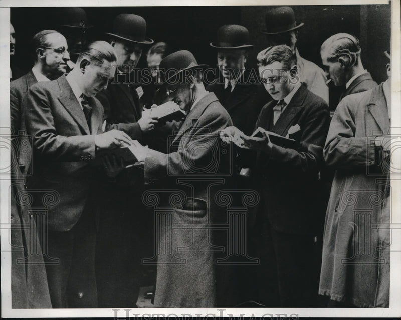 Load image into Gallery viewer, 1933 Press Photo London Stock Exchange, Dealers On Bank Holiday
